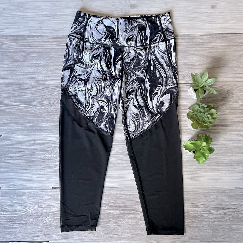 VS SPORT knockout marble capri leggings size M